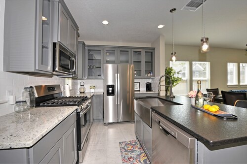 RIVERWALK/ALAMODOME TOWNHOME - WITH HOT TUB & Wood Fire Pit!1 MILE TO RIVERWALK 