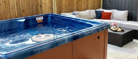 Tina de hidromasaje al aire libre