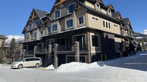 Un edificio grande de varios pisos con una entrada destacada y fachada de piedra.