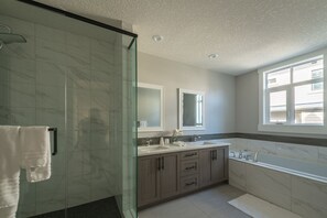 Bathtub, hair dryer, towels, soap - 2850 SQF ALL NEW STUNNING MOUNTAIN VIEW TOWNHOUSE #11:4BR+4.5BTH FOR 12 NEAR ALL (Canmore)