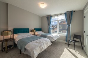 6 bedrooms, iron/ironing board, WiFi, bed sheets