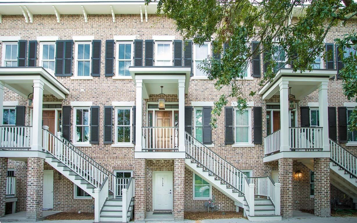 Townhome for Ten on Liberty Street with Private Parking by Lucky Savannah