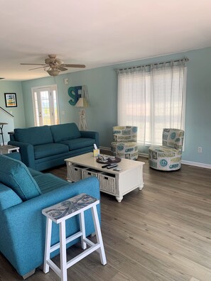 Smart TV, DVD player - Channel Breeze - Water View - Fenced in Backyard NO LINENS OR TOWELS PROVIDED (Chincoteague)