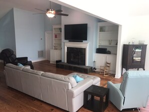 TV, fireplace, DVD player, books - Luxury Estate Living on five acres with a pool minutes from Downtown Beaufort (Beaufort)