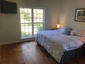 4 bedrooms, iron/ironing board, WiFi, bed sheets - Luxury Estate Living on five acres with a pool minutes from Downtown Beaufort (Beaufort)