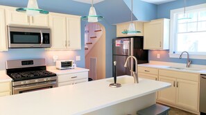 Réfrigérateur, micro-ondes, lave-vaisselle, cafetière/bouilloire