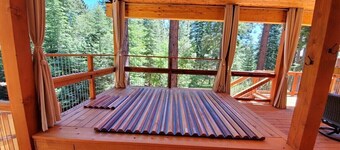 “Bearadise” A/C- HotTub- Decks-Shuffleboard- peaceful and serene.