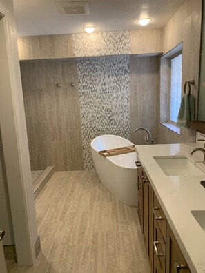 Combined shower/bathtub, hair dryer, towels, soap - “Bearadise” A/C- HotTub- Decks-Shuffleboard- peaceful and serene. (IVGID)