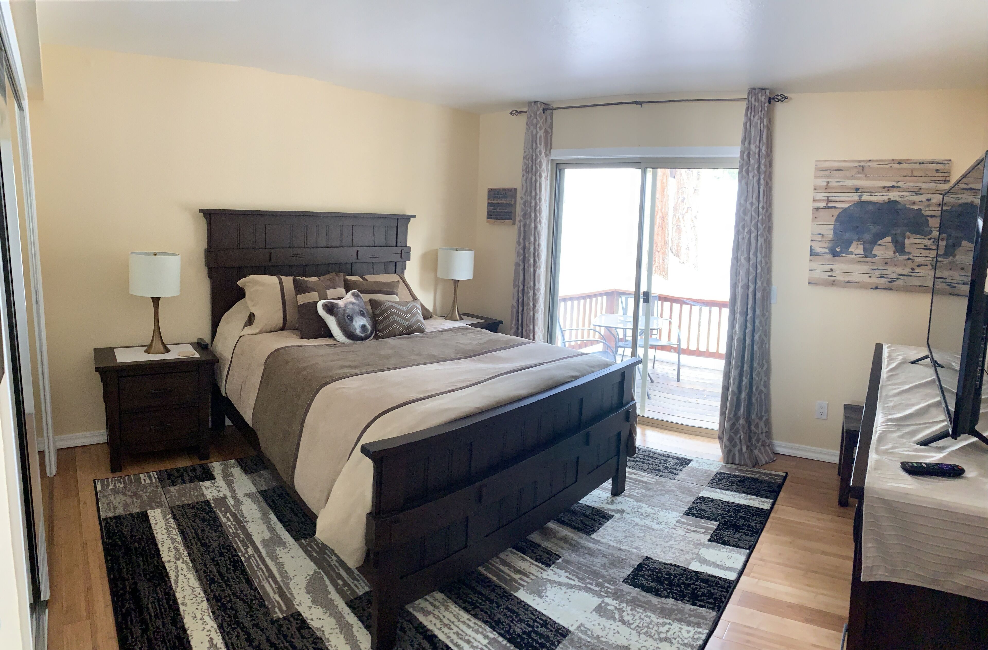 4 bedrooms, desk, iron/ironing board, travel crib