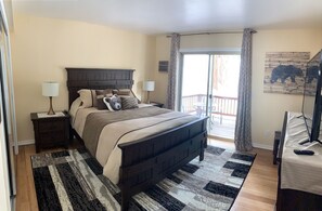 4 soverom, skrivebord, strykejern/-brett og reiseseng for barn