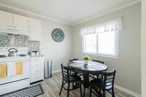 Fridge, microwave, oven, stovetop - Cute Condo in Rock Hill-45 (Rock Hill)
