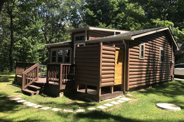 Cabin Get-a-way with view of lake and woods. Outdoor shower with hot water!