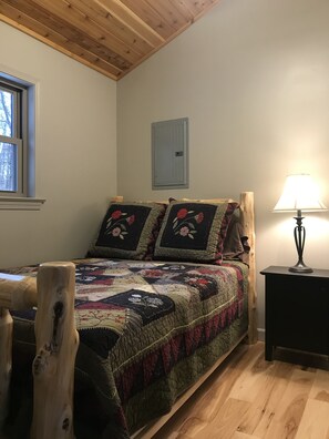 2 bedrooms, WiFi, bed sheets, wheelchair access - Lake Erie Get-A-Way/Log Cabin-view of lake and woods (East Springfield)