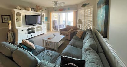 Beats Campin' - 1st Floor Water Front Condo,No Linens provided , Pool