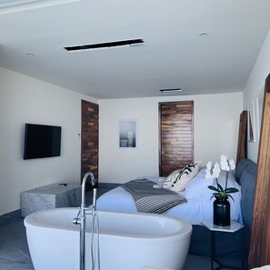 4 bedrooms, in-room safe, iron/ironing board, WiFi