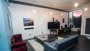Smart-tv, tv-spel, böcker och en stereo