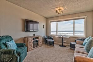 TV, offices - Spacious Oceanfront Suite - Top Floor - Pool and Sauna - Sleeps 6! (Lincoln City)