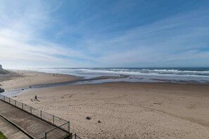 På stranden