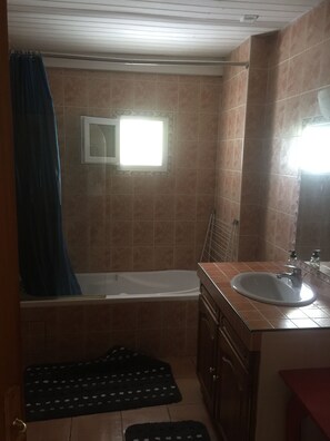 Baignoire, serviettes fournies, papier de toilette