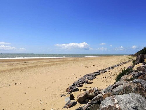 Maison boisée proche de la plage des Coraux, 2 chambres, terrasse, parking et jardin