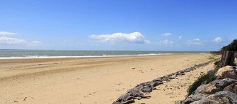 Beachfront House with Garden, Close to Shops and Pet-Friendly