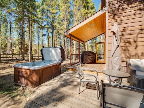 Modern Peak 7 Retreat, Hot Tub, Garage, Pet Friendly, Minutes to Ski + Main St