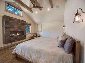 3 bedrooms, desk, iron/ironing board, travel cot