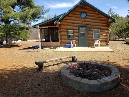 Kaunis hirsimökki yksinäinen metsässä