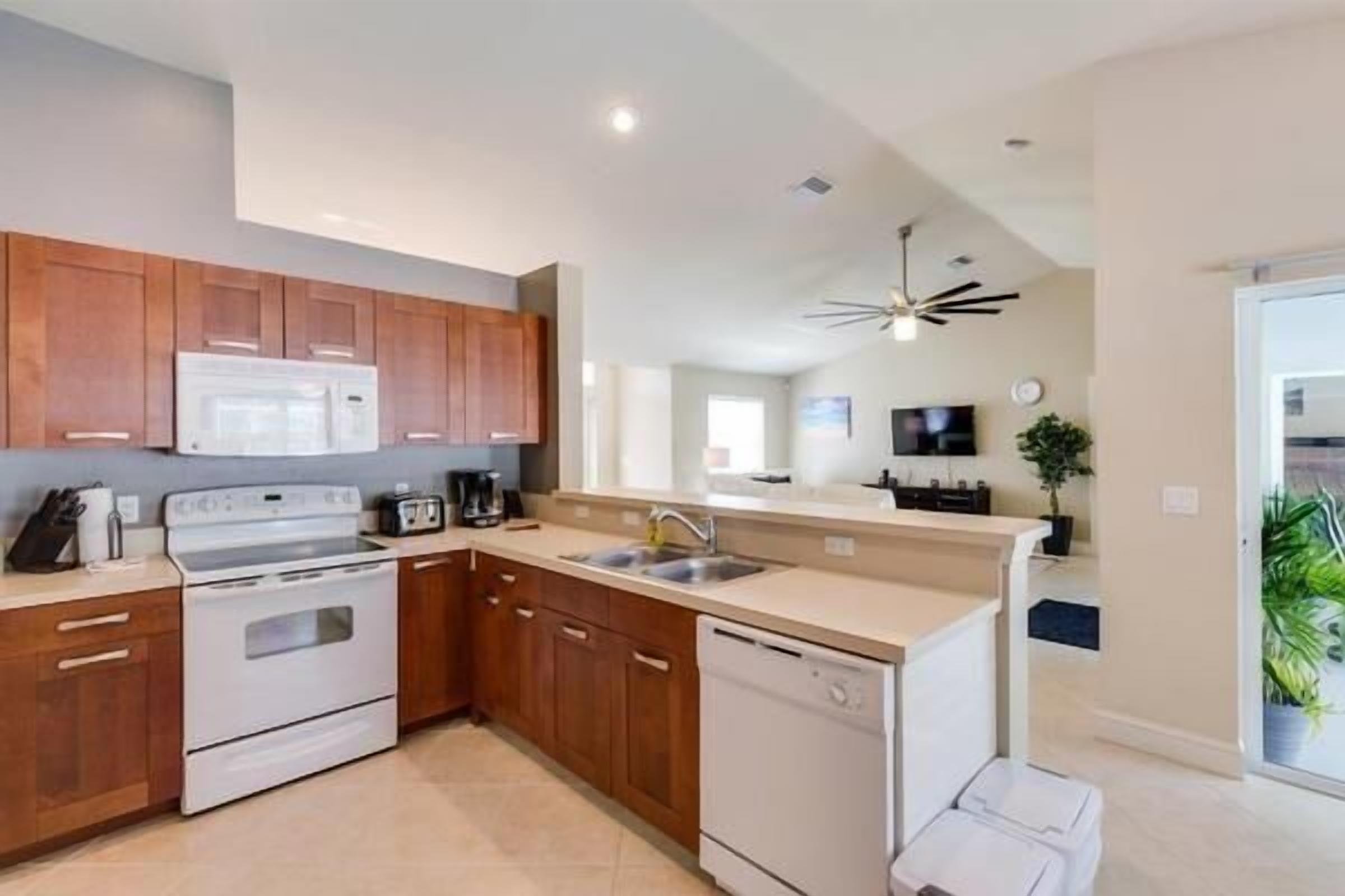 ثلاجة، ميكروويف، فرن، موقد طهي مسطح