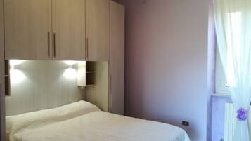 2 makuuhuonetta, silitysrauta/-lauta, ilmainen Wi-Fi