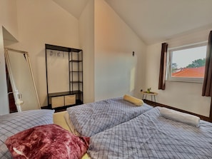1 quarto, ferros/tábuas de passar roupa, berço de viagem