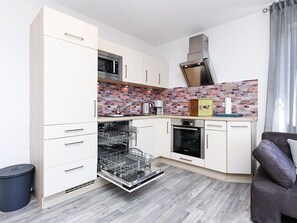 Kühlschrank, Mikrowelle, Geschirrspüler, Hochstuhl