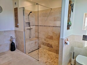 Douche, séchoir à cheveux, serviettes fournies, papier de toilette