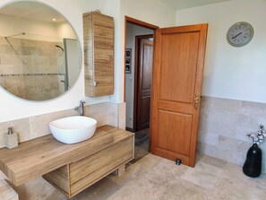 Shower, hair dryer, towels, toilet paper - House 150m2 - sleeps 14 (Gagny)