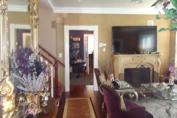 Livingroom with 65 inch tv