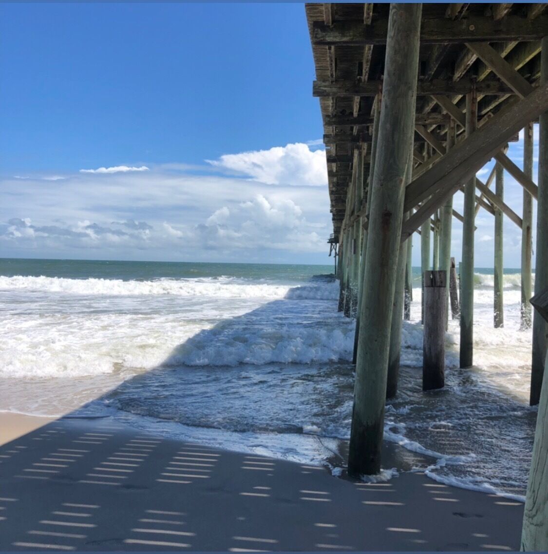 بالقرب من الشاطئ، كراسي للتشمس، مناشف للشاطئ