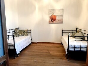2 habitaciones, tabla de planchar con plancha, wifi y ropa de cama 