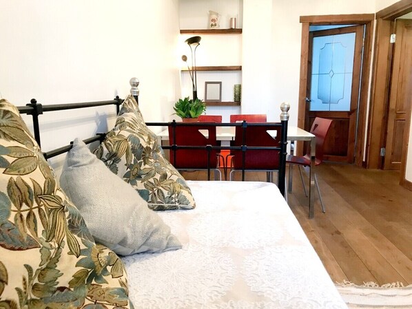 2 slaapkamers, een strijkplank/strijkijzer, wifi, beddengoed