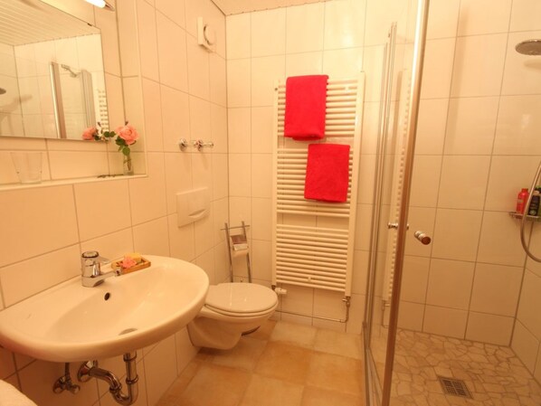 Ducha, secador de pelo, toallas y jabón