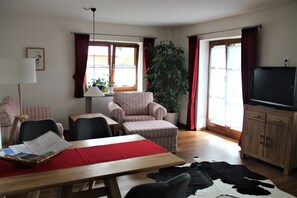 Una televisión, libros, un reproductor estéreo