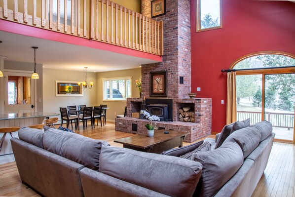 Fernseher, Kamin, DVD-Player, Bücher