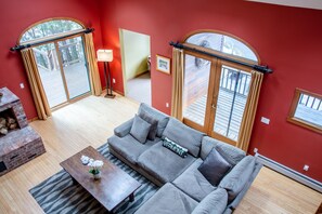 TV, fireplace, DVD player, books - Stunning Warren Village Home (Warren)