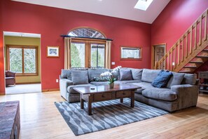 Fernseher, Kamin, DVD-Player, Bücher