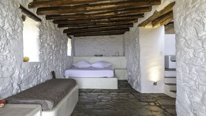 2 bedrooms, in-room safe, iron/ironing board, free WiFi