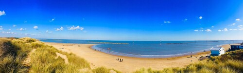 Dog Friendly Cosy Thatched Cottage Footsteps from BLUE FLAG beach with log fire