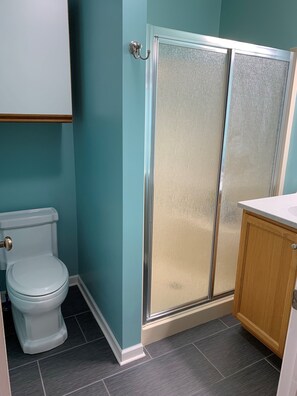 Douche, serviettes fournies, savon, shampooing