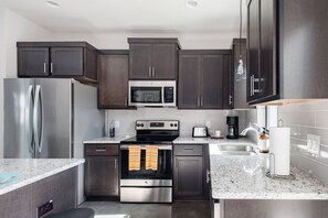 Refrigerador, microondas, horno, placa de cocina