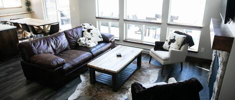 Smart-TV, Kamin, DVD-Player, Tischfußball