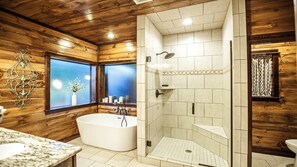 Baignoire, séchoir à cheveux, serviettes fournies, savon
