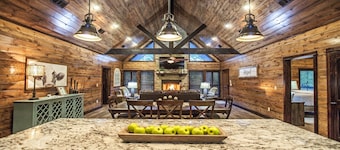 Choctaw Wind: Luxurious, Outdoor Furniture, Shuffleboard, Large Hot Tub🛋️🛁🔥